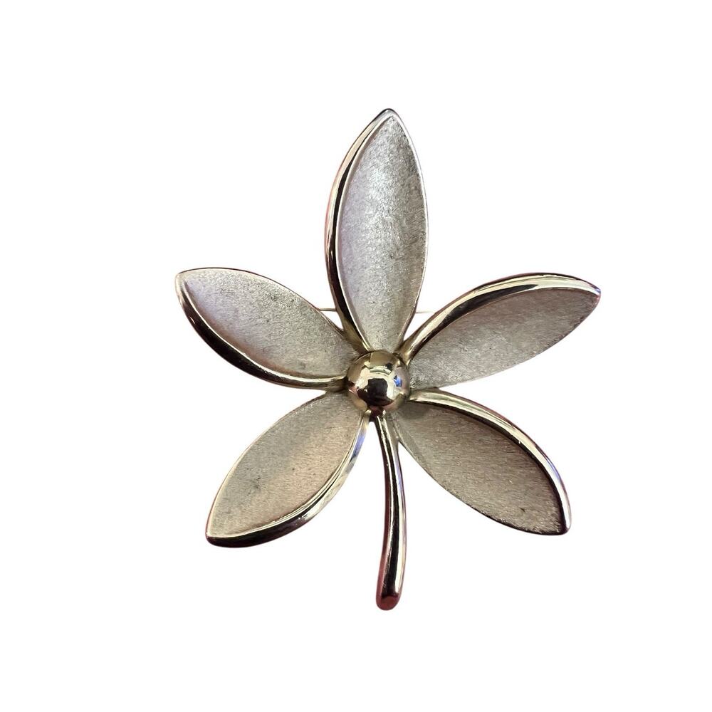 Vintage Crown Trifari Flower Brooch Pin Daisy Gold Tone